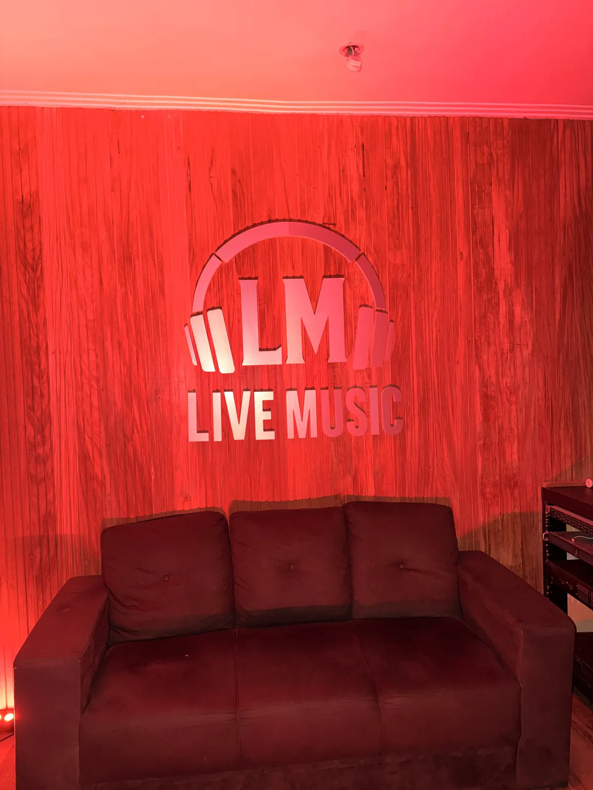 Marca Live Music na parede do estúdio