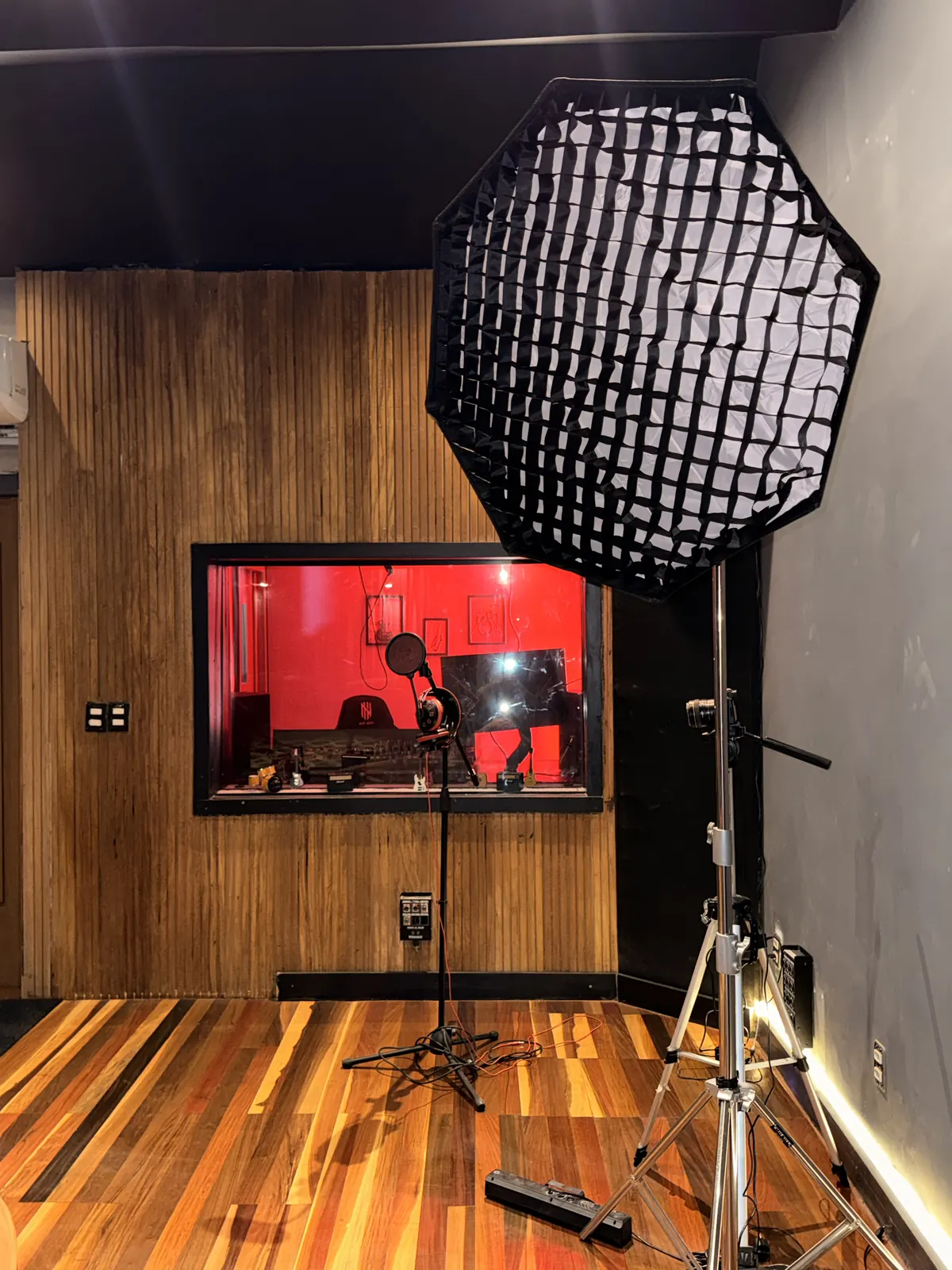 Iluminação profissional e cabine de gravação